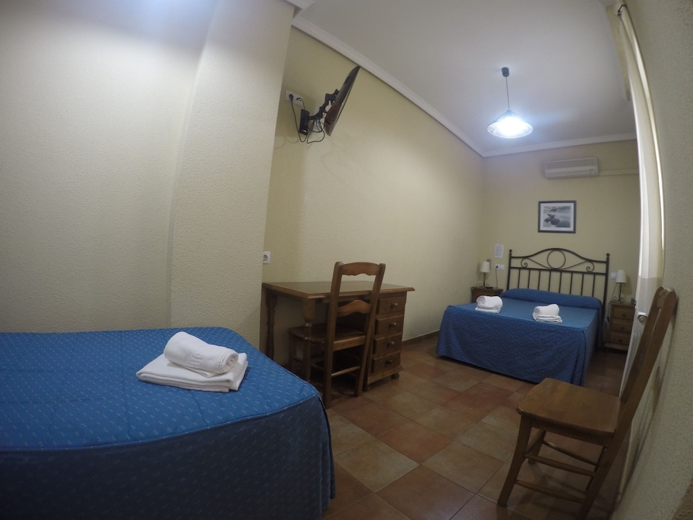 Quadruple Room, Private Bathroom - Photo 5