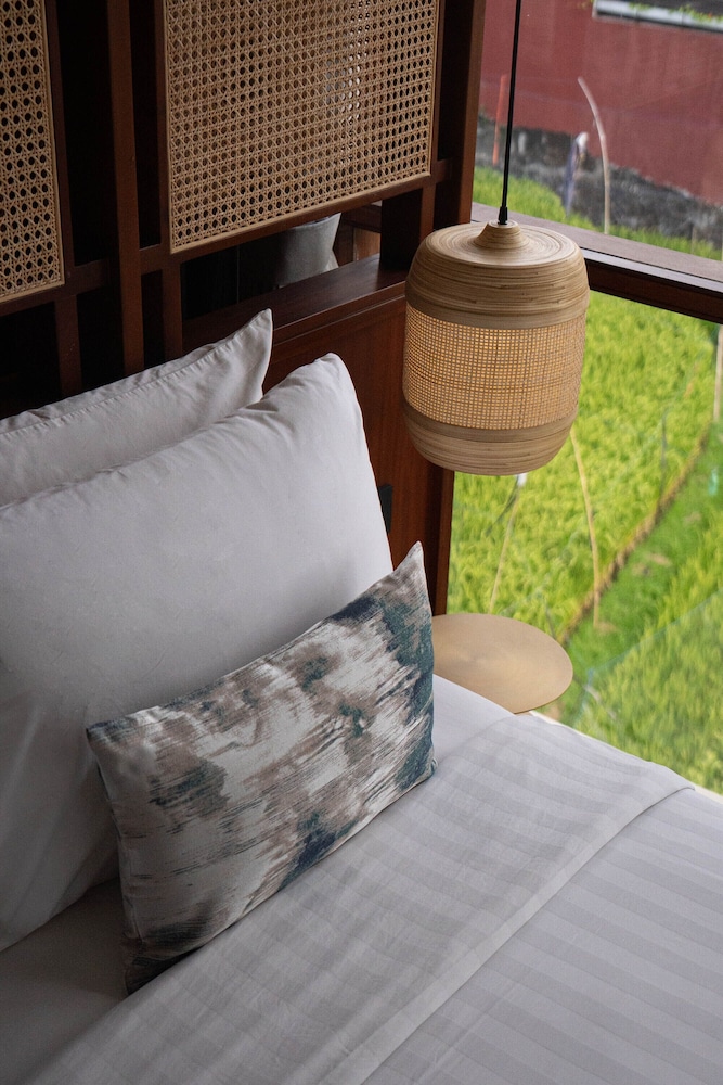 Studio Suite, 1 King Bed, Non Smoking, Balcony photo 3