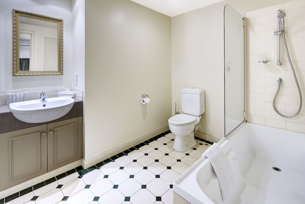 1 Bedroom Apartment - Photo 2