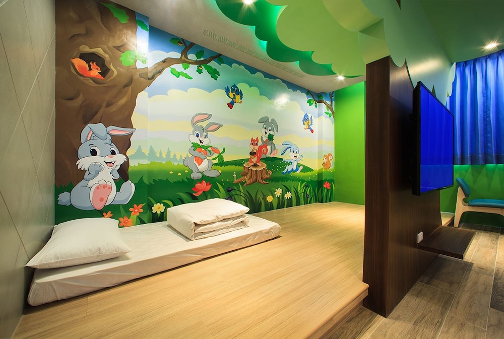 Cute animals themed family room photo 2