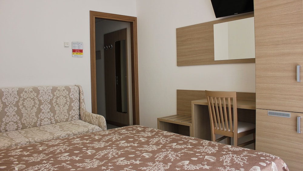 Comfort Quadruple Room, Courtyard View (No Elevator) photo 2