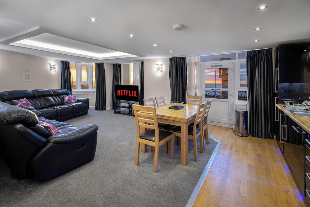 02 Elizabeth Suite 5-Star, 3 Bedrooms, Sea View, Beachfront (plus 1 free baby)