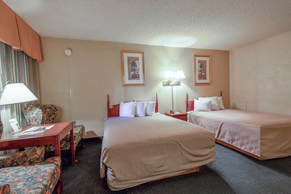 Room, 2 Queen Beds, Smoking photo 3