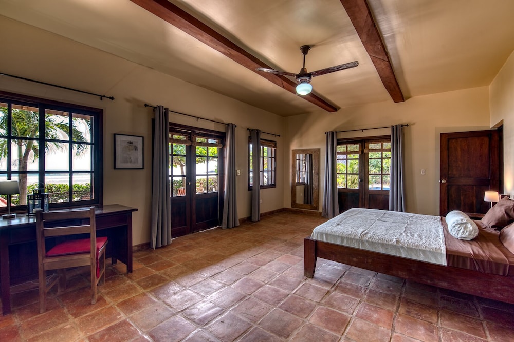Panoramic Double Room, 1 King Bed, Private Bathroom, Ocean View photo 2
