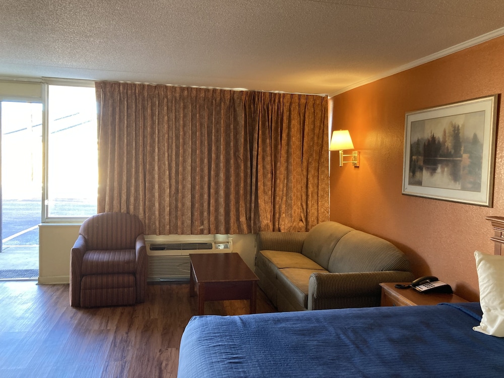 Standard Room, 1 King Bed, Non Smoking photo 3