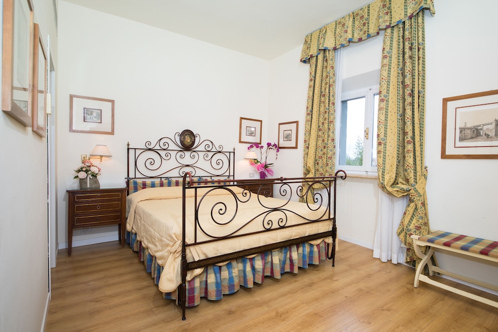 Superior Double Room thumbnail 5