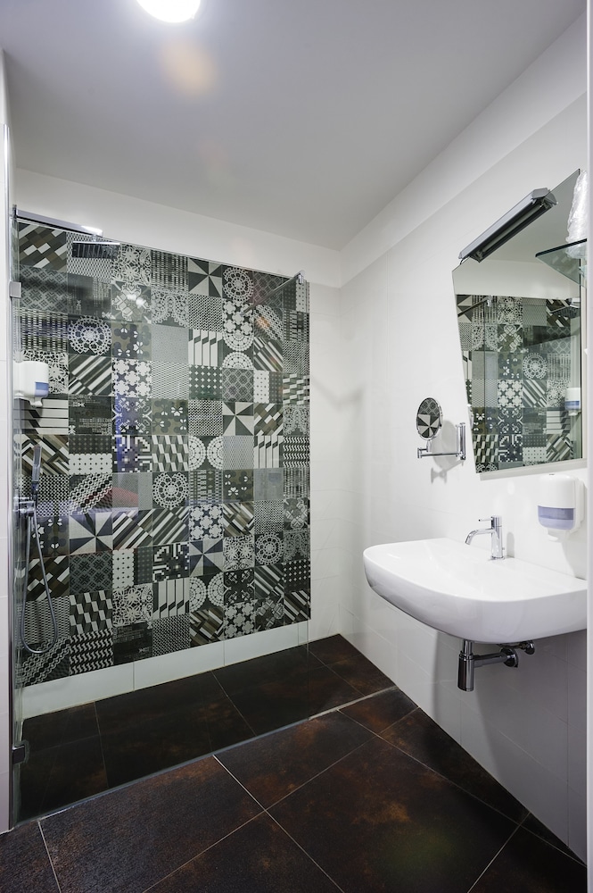 Superior Quadruple Room - Photo 3