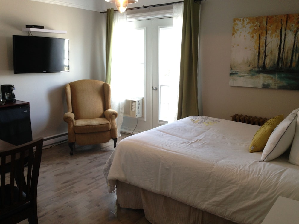 Standard Room, 1 Queen Bed, Lake View photo 1