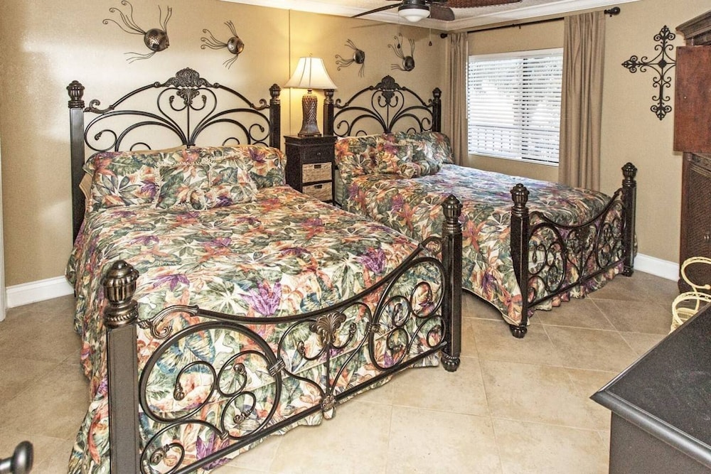 Condo (Mariner West 209 (1/2))