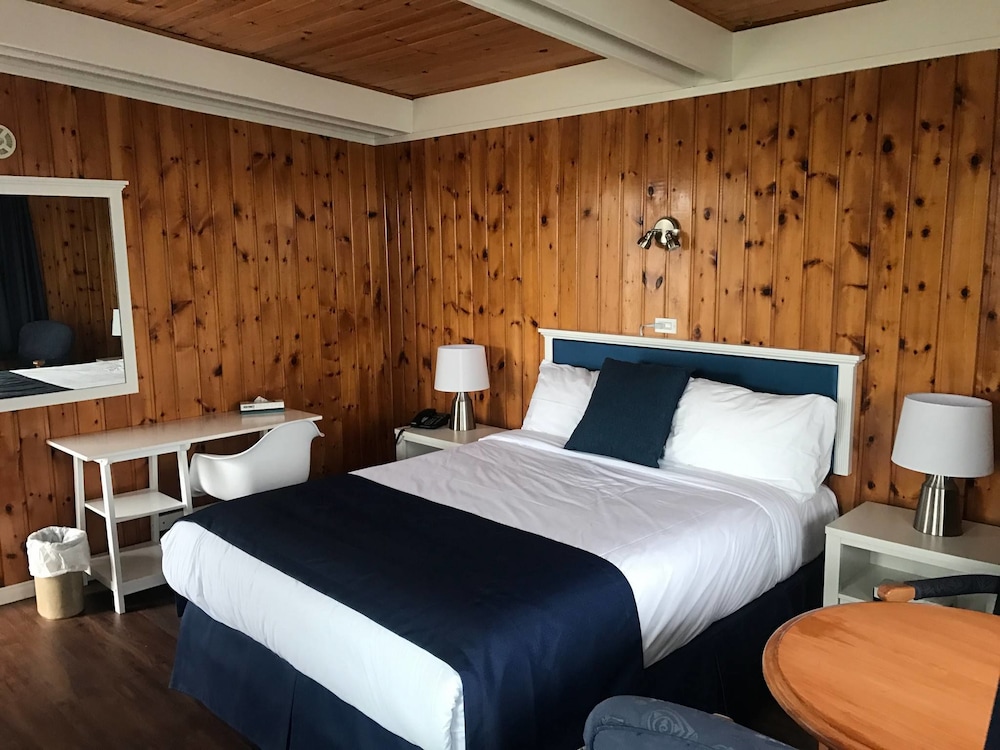 Renovated Superior Room, 1 Queen Bed, Balcony, Ocean View photo 3