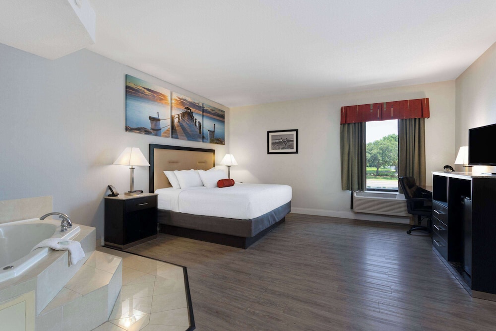 Superior Studio Suite, 1 King Bed, Non Smoking - Photo 1