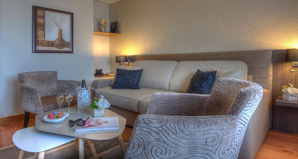 Junior Suite, 1 King Bed, Non Smoking (with Sofabed)