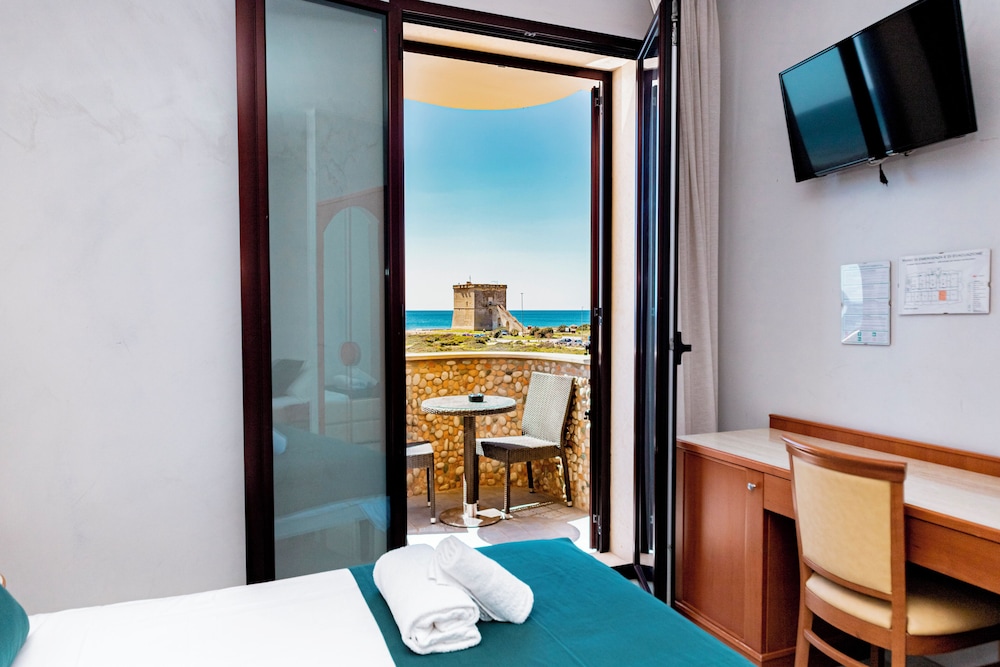 Standard Triple Room, Balcony, Sea View photo 3