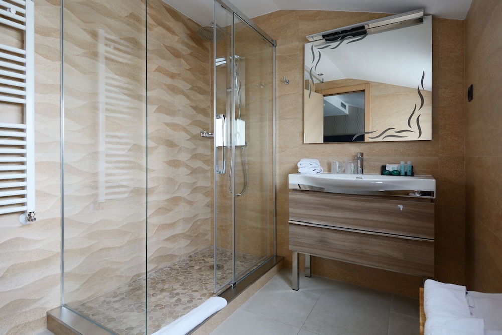 Double or Twin Room - Photo 6