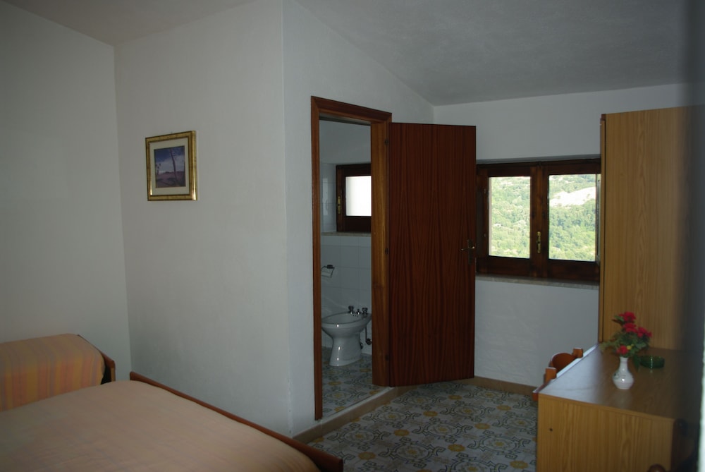 Classic Quadruple Room, Multiple Beds, Mountain View photo 3