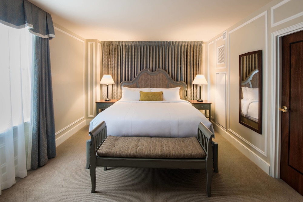 Club Room, 1 King Bed with Sofa bed (Hearing Accessible) photo 1