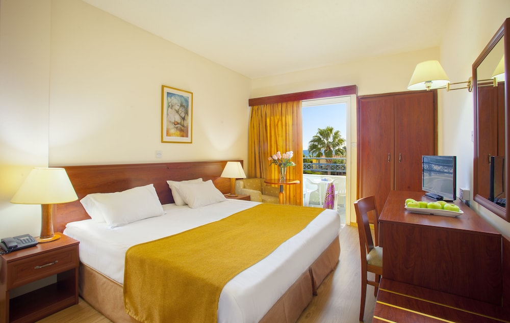 Standard Room, Partial Sea View
