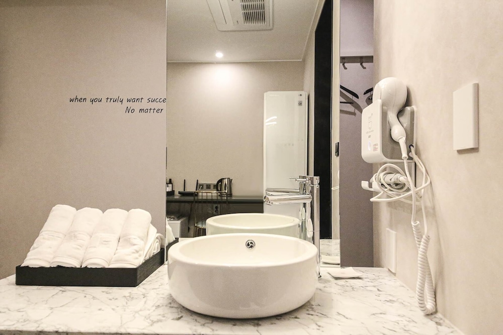 Royal Table / Free Ramyeon, Table, Air purifier, Styler, Netflix, Free Laundry & Dry, Free Amenities - Photo 3