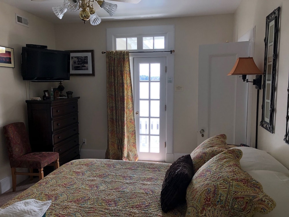 Room, Balcony, Lake View photo 1