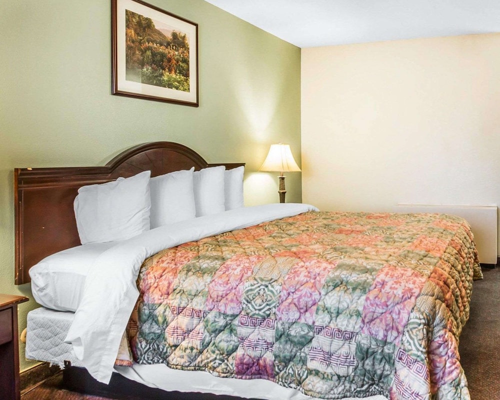 Standard Room, 1 King Bed, Non Smoking - Photo 4