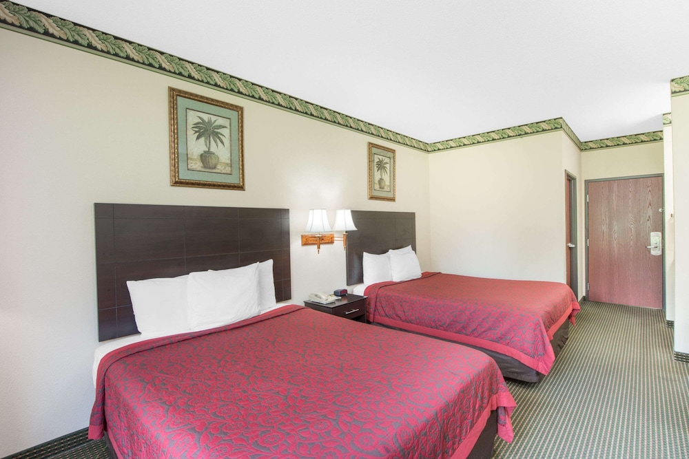 Standard Room, 2 Queen Beds - Photo 1