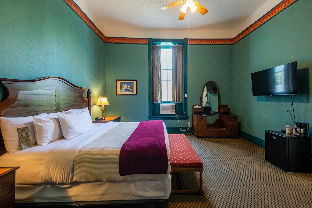 Room, 1 King Bed (Victorian) photo 2