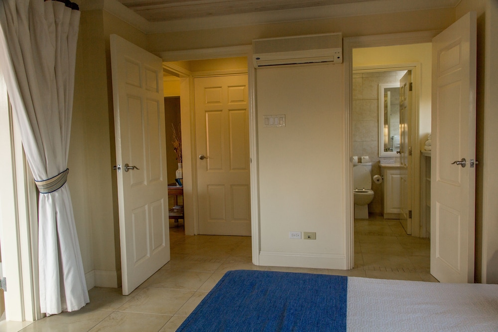 Standard Condo, 1 King Bed, 2 Bathrooms, Partial Ocean View photo 2