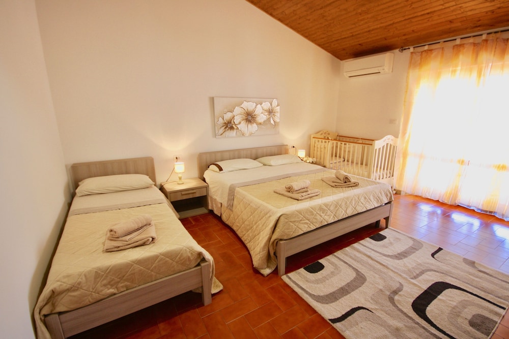 Family Room, 1 Bedroom photo 1