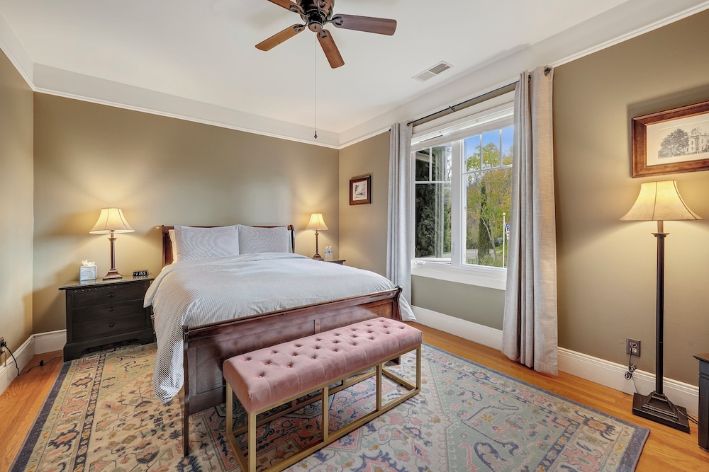 Queen Size Guest Room 3, Private Bath In-Hall