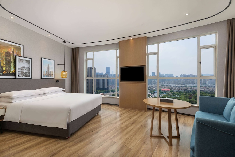 Deluxe Room, 1 King Bed, Non Smoking photo 1