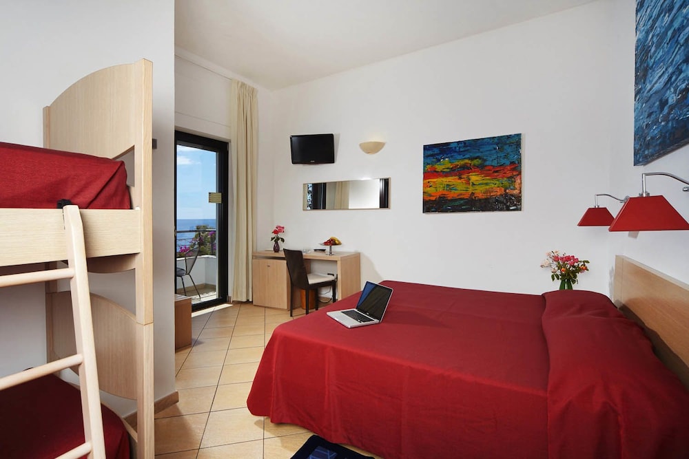 Superior Quadruple Room, Balcony, Ocean View photo 3