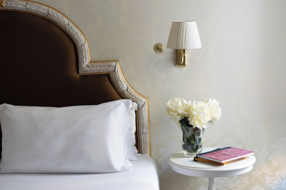 Superior Double Room thumbnail 5