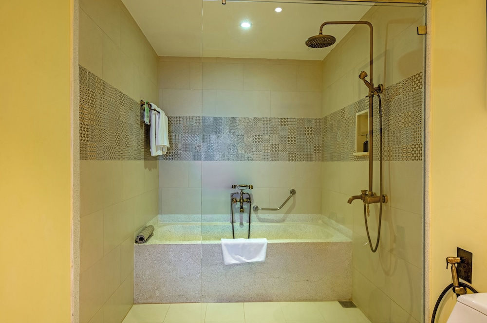 Deluxe Room, 1 Queen Bed, Balcony (Garden/City View) - Photo 3