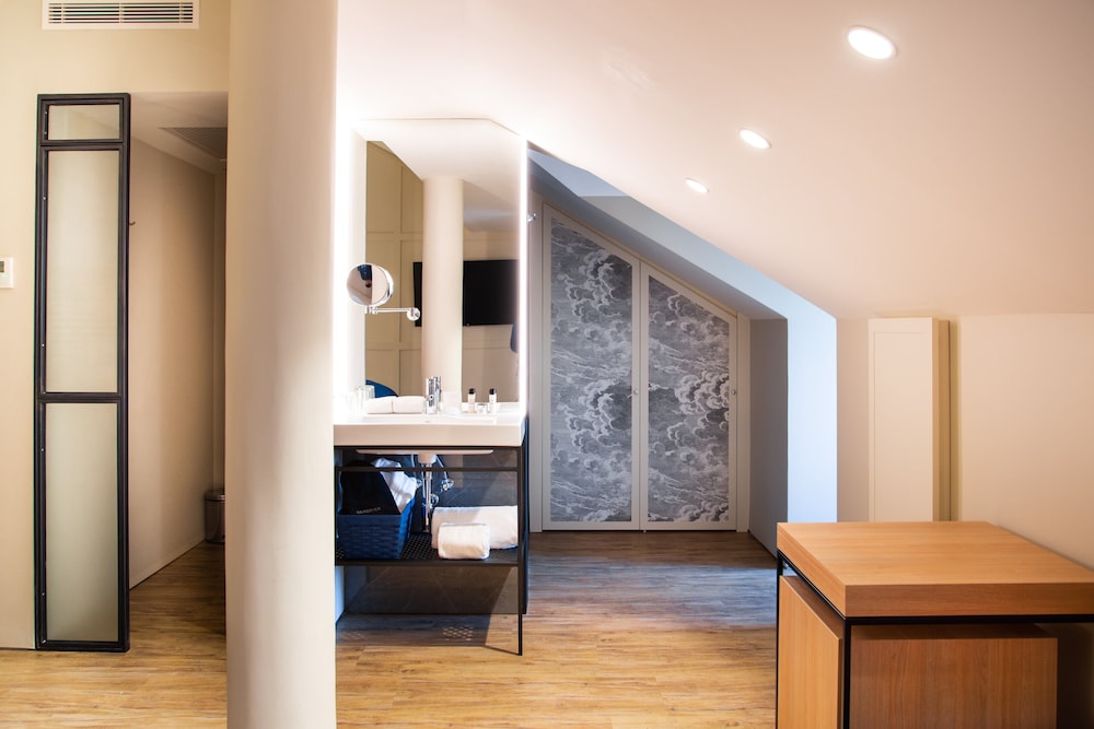 Loft - Photo 1
