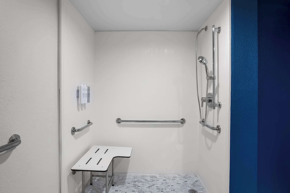 Room, 2 Queen Beds, Accessible (Mobility & Roll-in Showe) - Photo 5