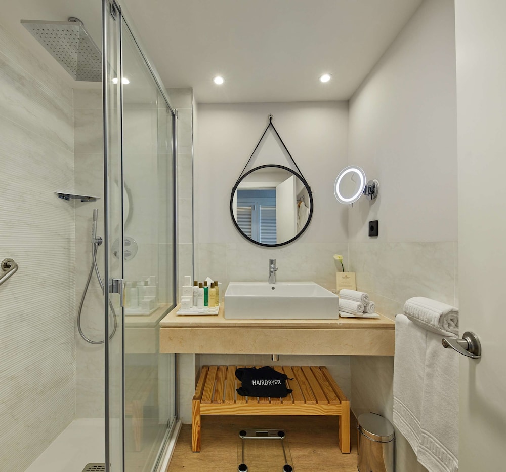 Habitación Triple, Balcón, Vista a la Piscina (Preferred Club, 2 Adultos + 1 Niño)