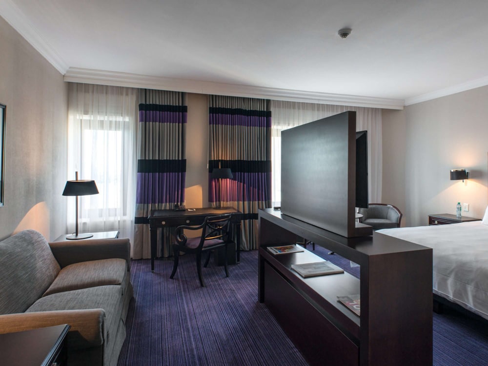 Junior Suite, 1 Queen Bed, City View