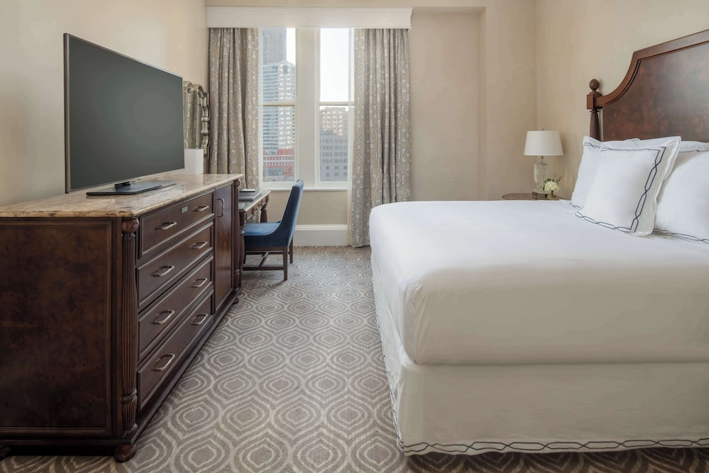One King Bed, Non-Smoking thumbnail 5