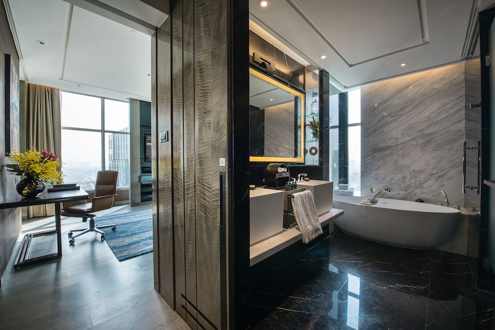 Suite, 1 King Bed (Club Millésime Access)