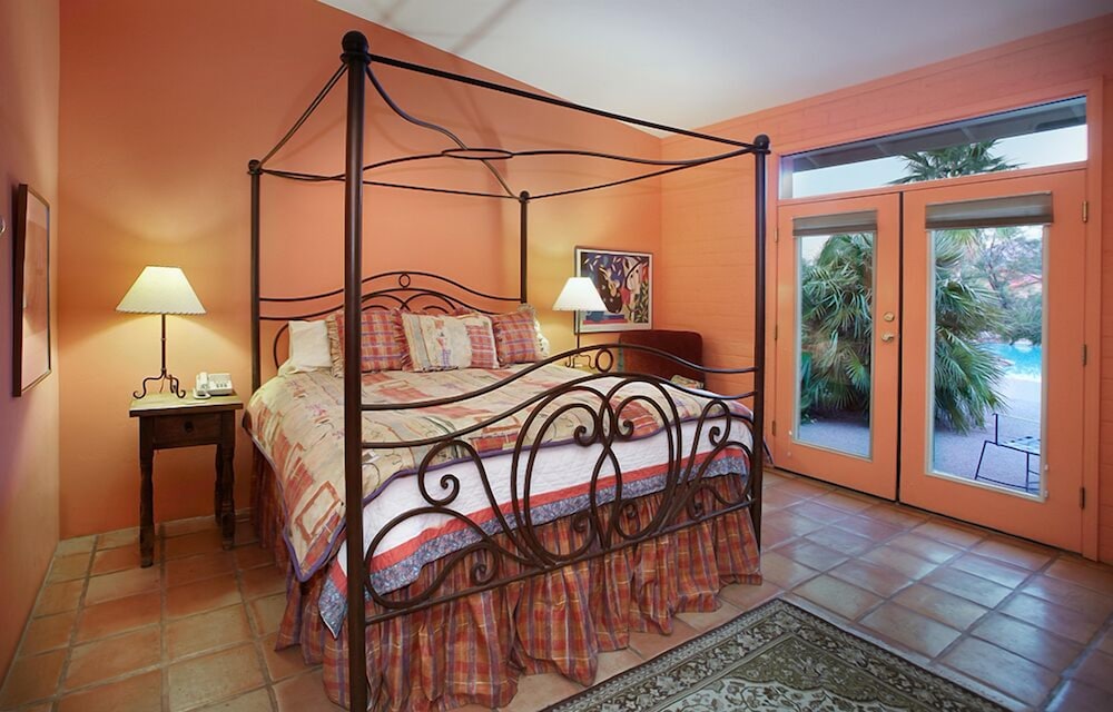 Suite, 1 King Bed, Jetted Tub, Courtyard Area photo 2