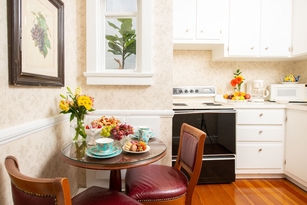 Traditional Apartment, Jetted Tub (Pet Friendly) photo 3