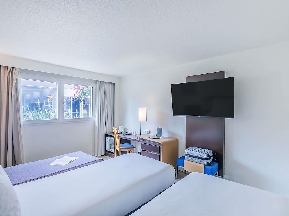 Accessible Standard Room, 2 Single Beds and 1 Sofa Bed photo 2
