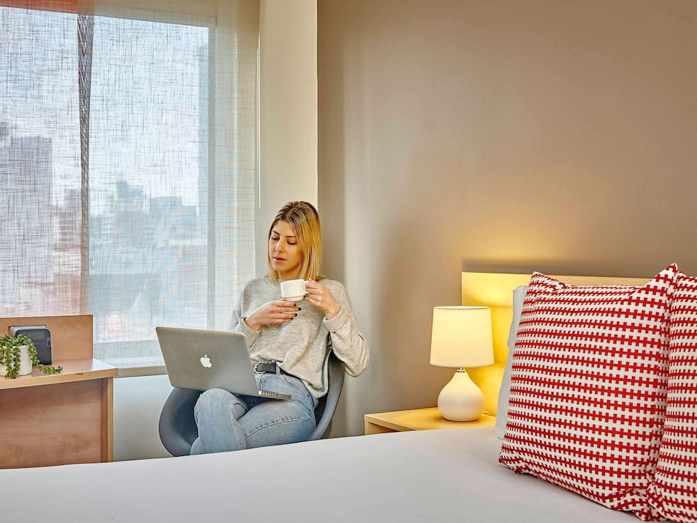 Premium Room, 1 King Bed thumbnail 5