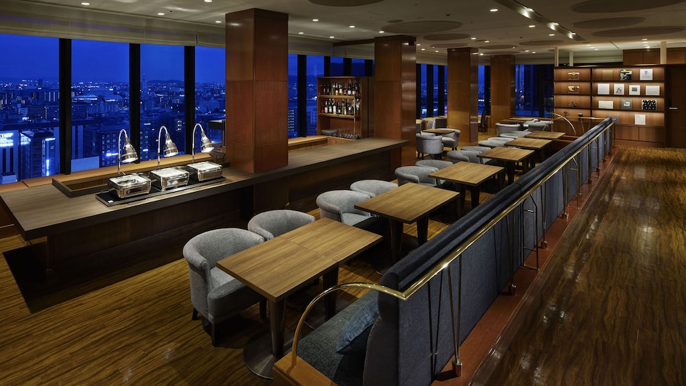 Non Smoking, 1 King Bed, Granvia Deluxe Room with Club Lounge Access - Photo 6