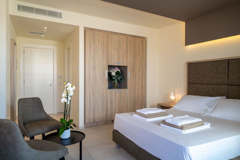 Superior Room, Partial Sea View photo 2
