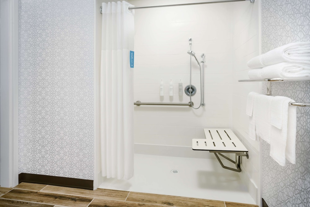 Room, 1 King Bed, Accessible, Non Smoking (Roll-in Shower) - Photo 2