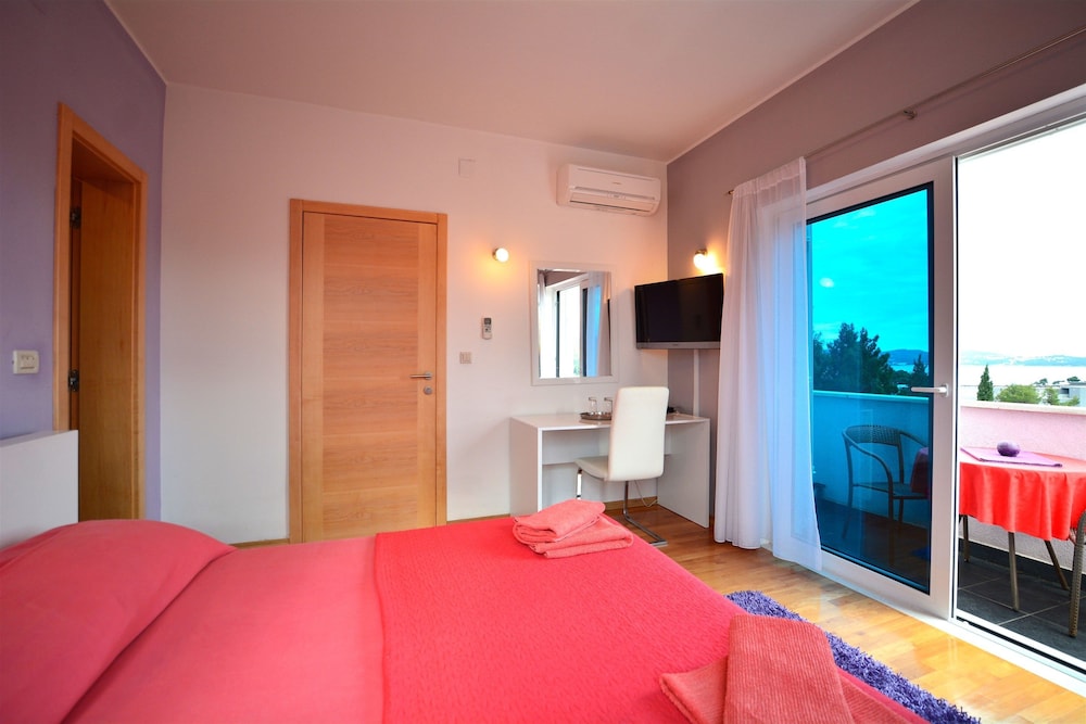 Premium Double Room, 1 Queen Bed, Balcony, Partial Sea View photo 3