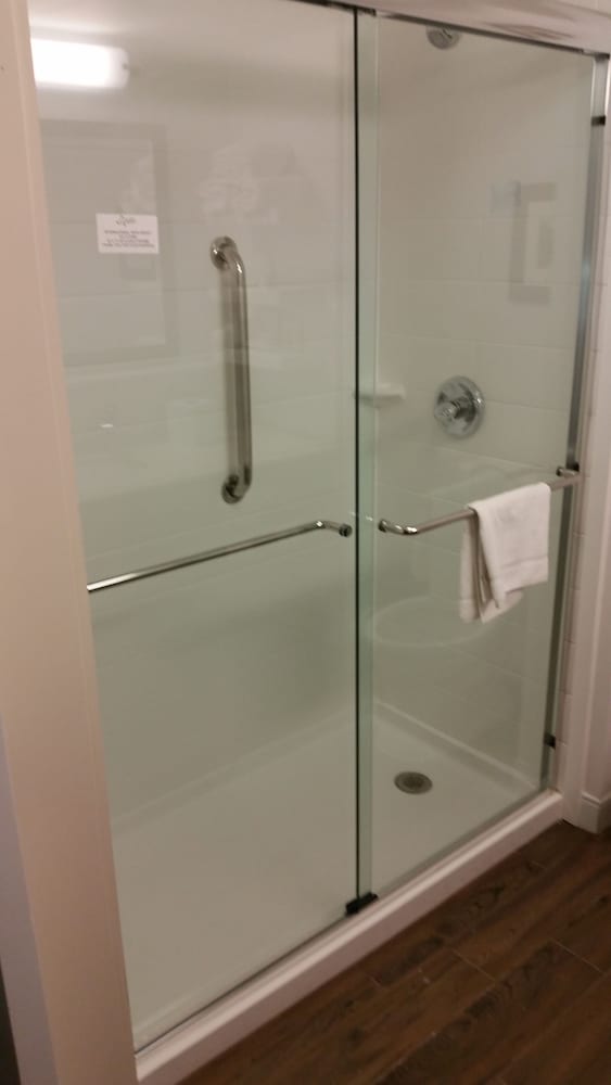 Room, 1 King Bed, Non Smoking, Refrigerator & Microwave (Roll-in Shower) - Photo 2