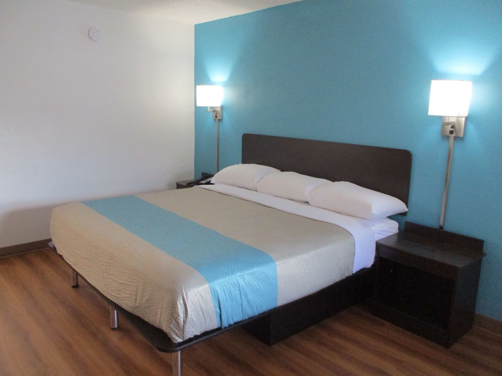 Standard Suite, 1 King Bed, Non Smoking, Refrigerator & Microwave - Photo 2