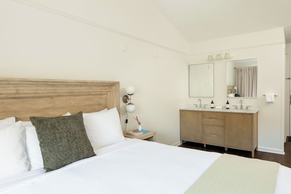 Room, 1 King Bed (East Wing)